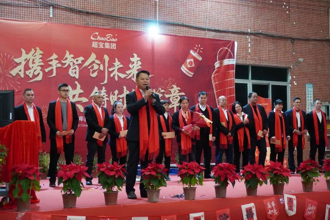 颁发优秀干部奖.jpg