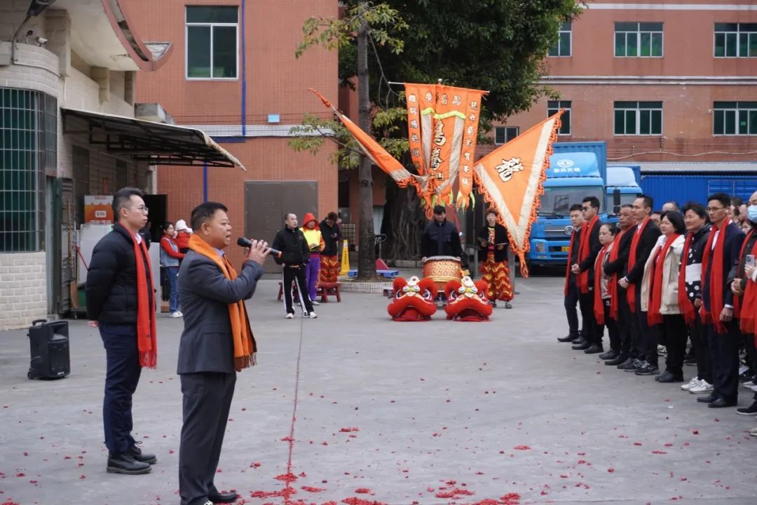 颁发优秀干部奖.jpg